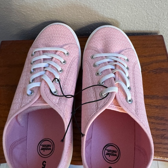 Wonder Nation~Size 5 children’s sneakers~New 💞💕 - Picture 4 of 4